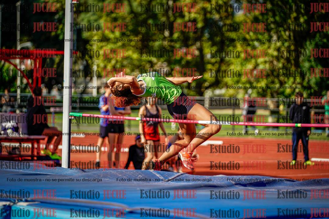 Fotos del salto en alto de mujeres y varones