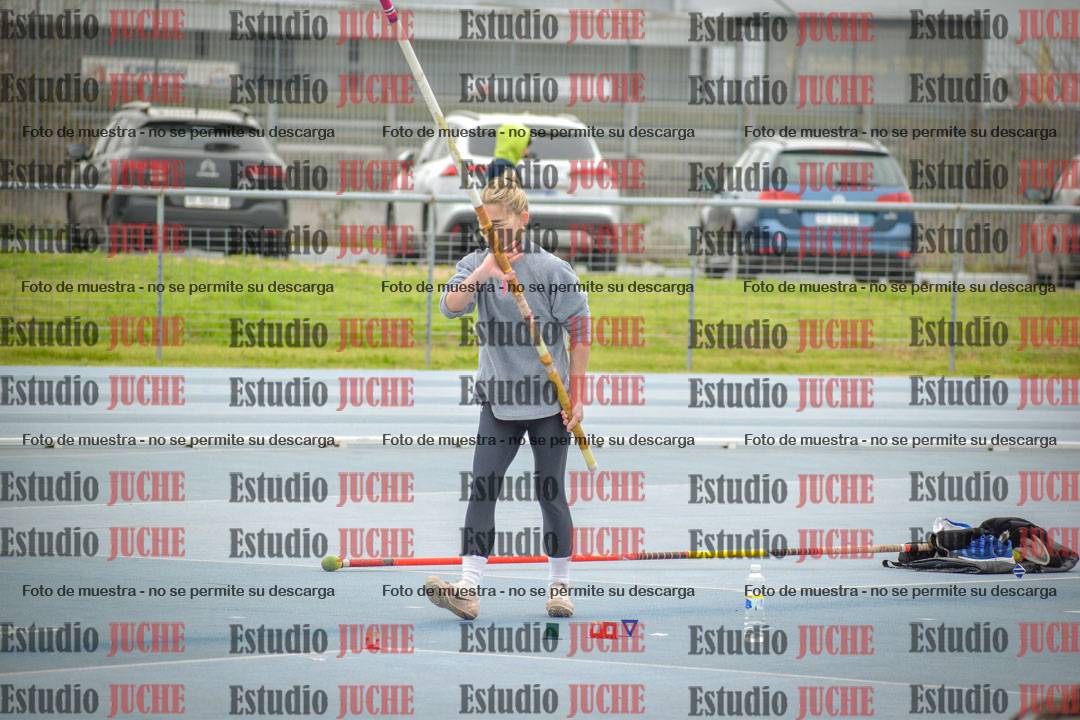 Fotos del salto con garrocha de mujeres y varones
