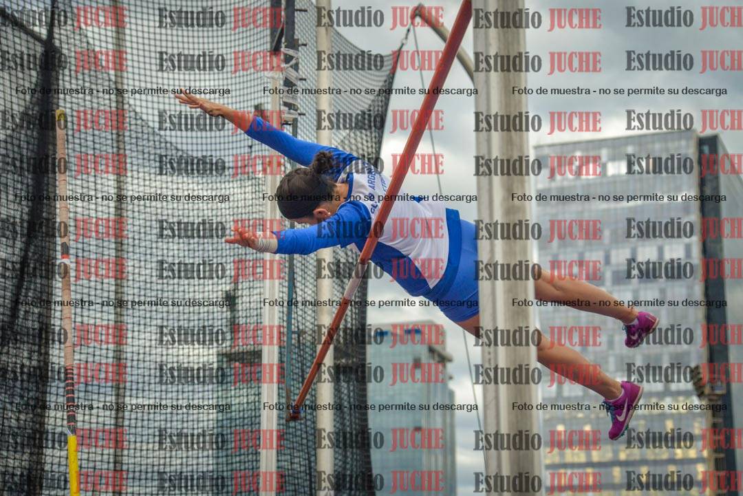 Fotos del salto con garrocha de mujeres y varones