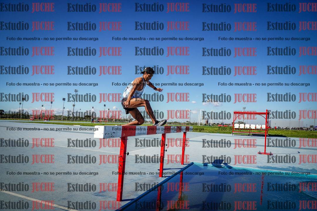 Fotos de los 3000 m con obstáculos de varones