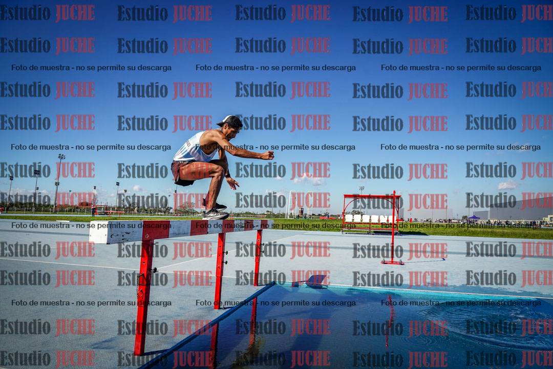 Fotos de los 3000 m con obstáculos de varones