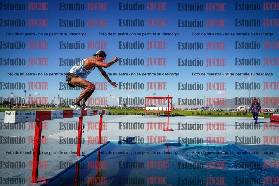 Fotos de los 3000 m con obstáculos de varones