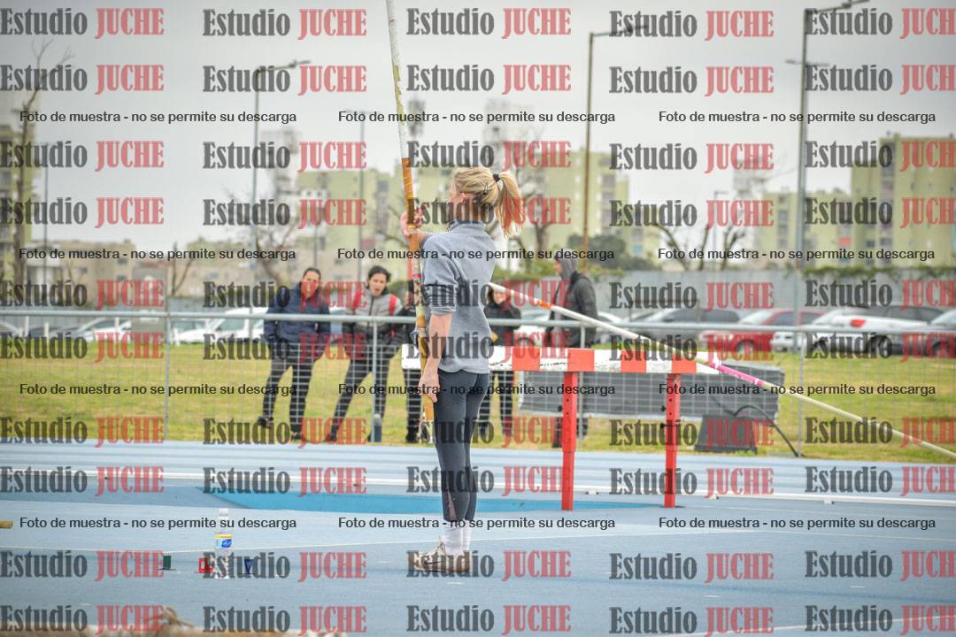 Fotos del salto con garrocha de mujeres y varones