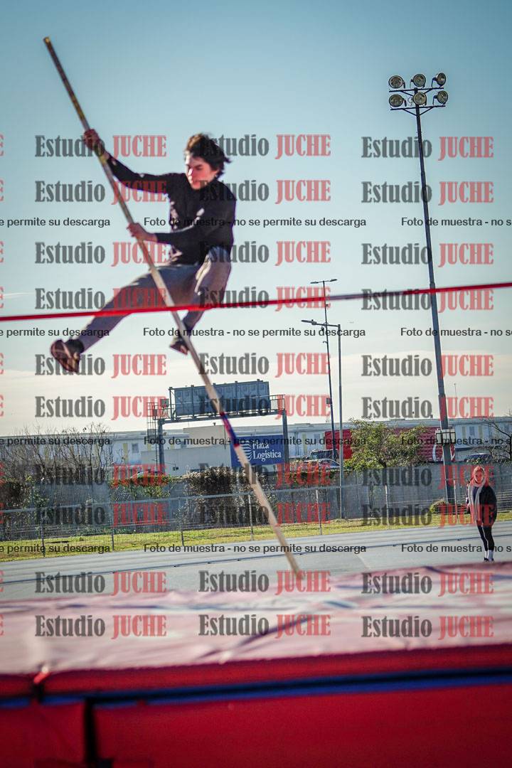 Fotos del salto con garrocha de mujeres y varones