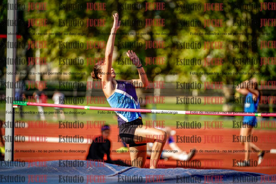 Fotos del salto en alto de mujeres y varones
