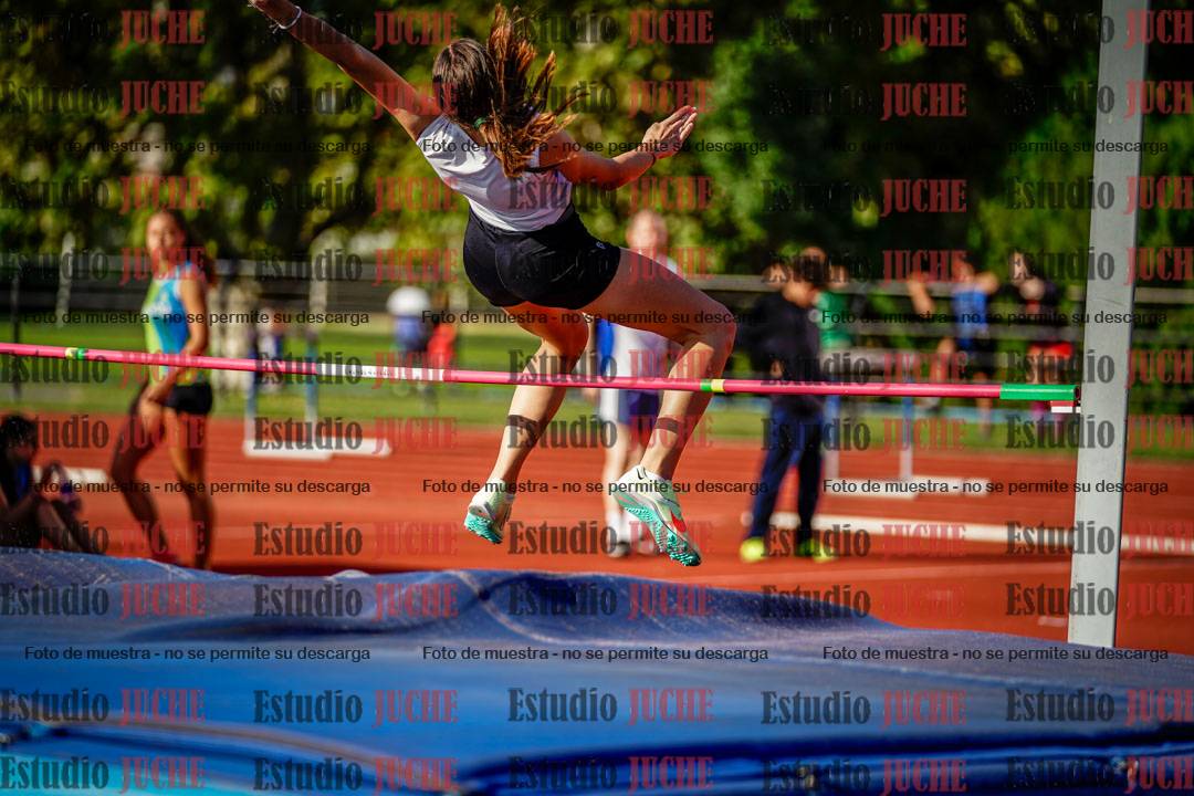 Fotos del salto en alto de mujeres y varones
