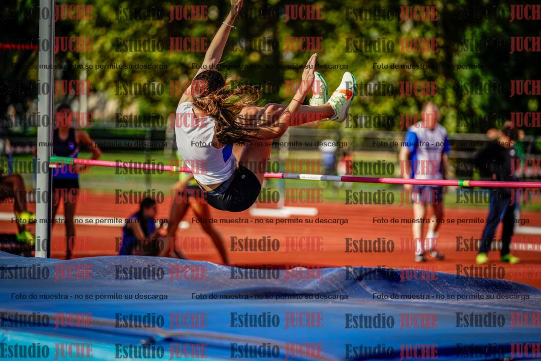 Fotos del salto en alto de mujeres y varones