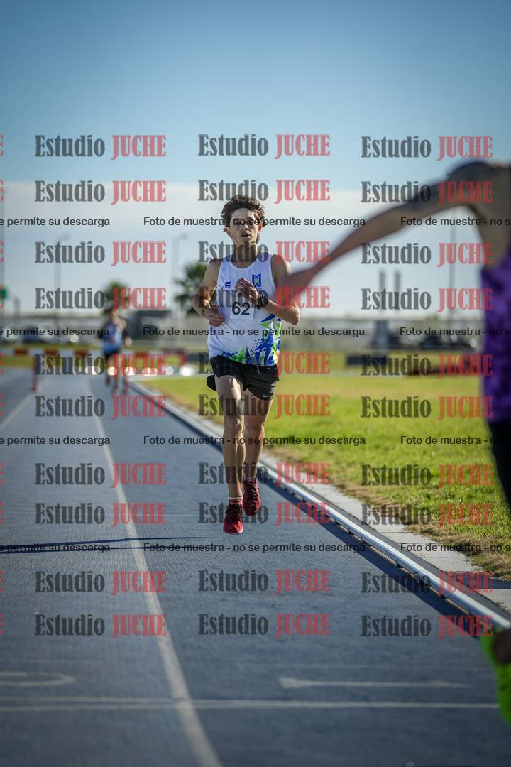 Fotos de los 3000 m con obstáculos de varones