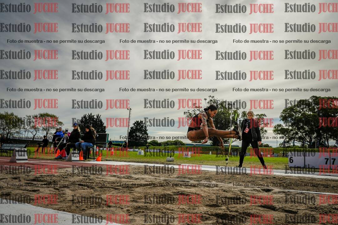 Fotos del salto en largo de mujeres - hepta 5