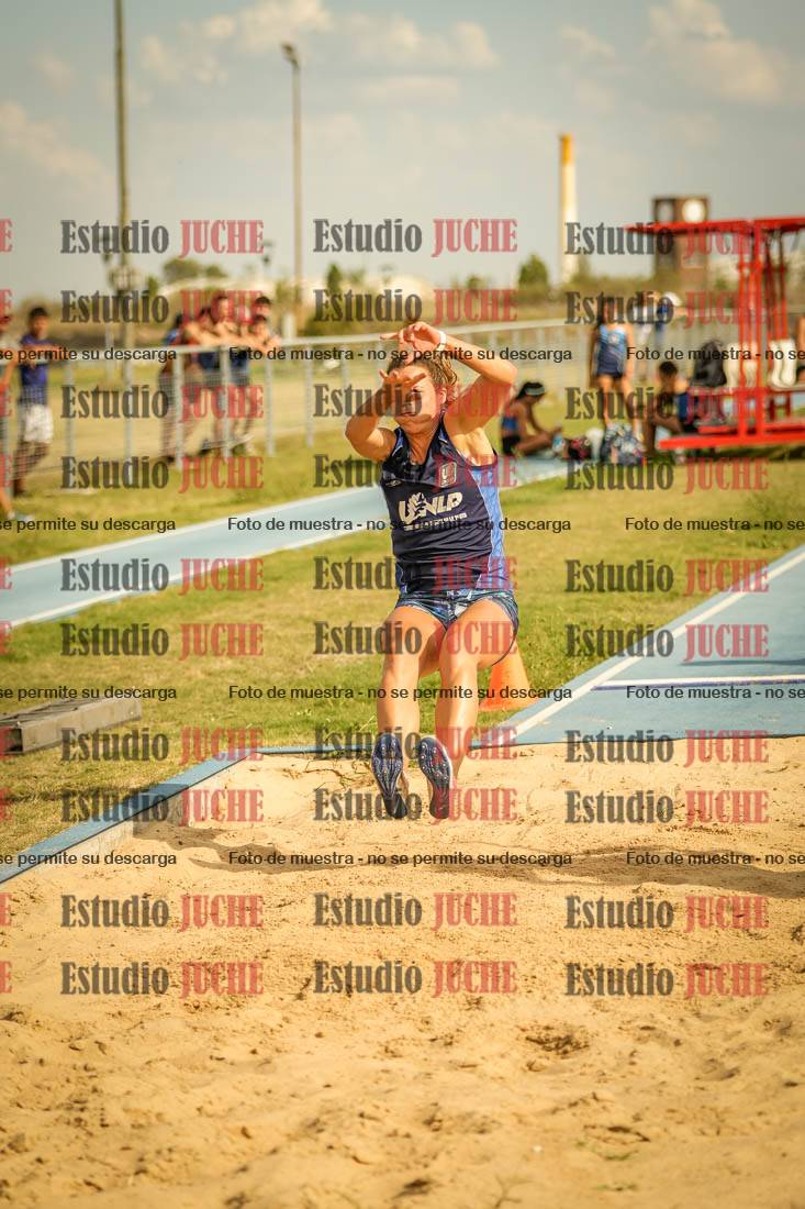 Fotos del salto en largo de mujeres