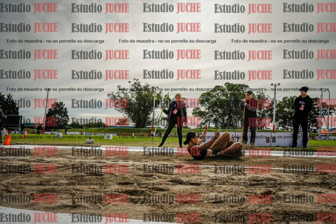Fotos del salto en largo de mujeres - hepta 5