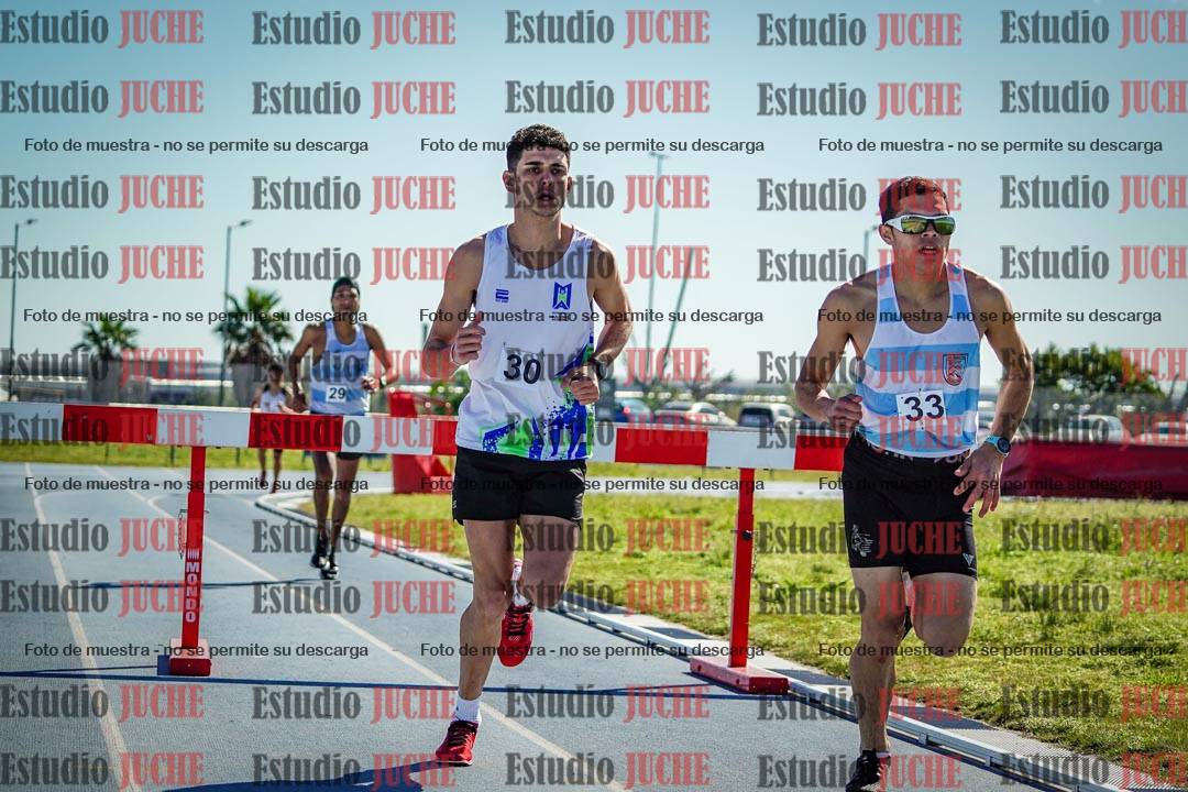 Fotos de los 3000 m con obstáculos de varones