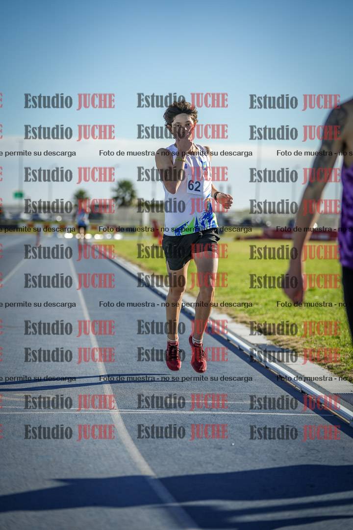 Fotos de los 3000 m con obstáculos de varones
