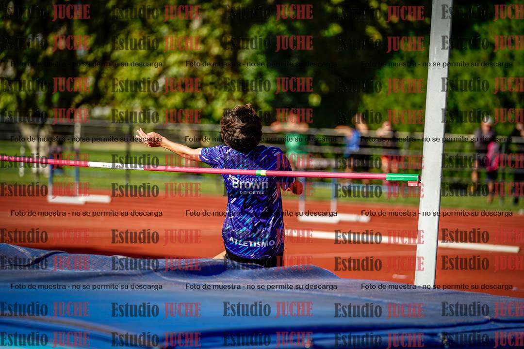 Fotos del salto en alto de mujeres y varones