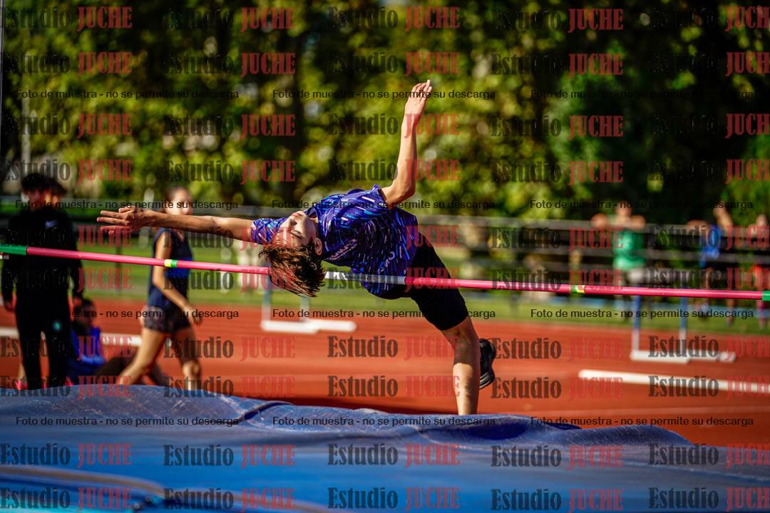 Fotos del salto en alto de mujeres y varones