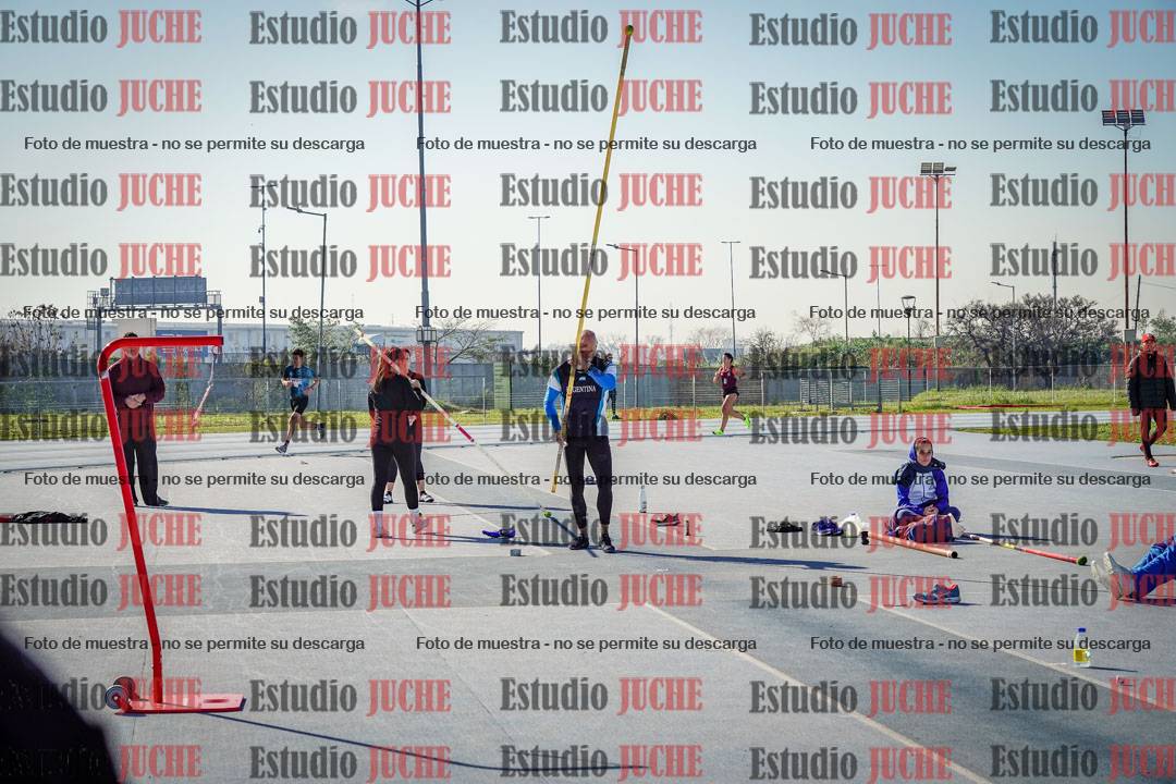 Fotos del salto con garrocha de mujeres y varones