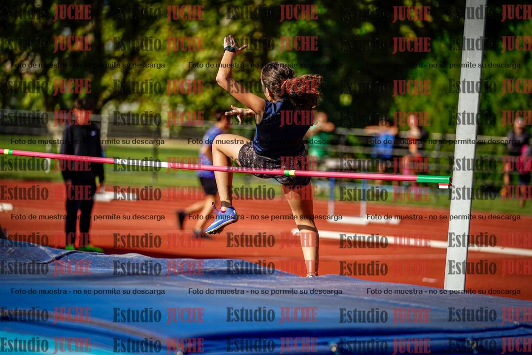 Fotos del salto en alto de mujeres y varones