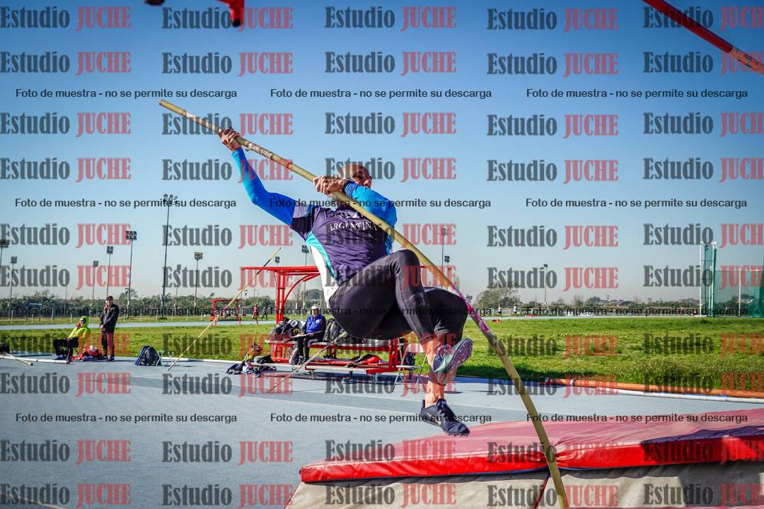 Fotos del salto con garrocha de mujeres y varones