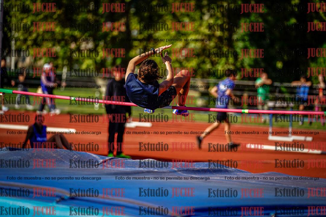 Fotos del salto en alto de mujeres y varones
