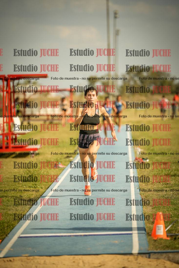 Fotos del salto en largo de mujeres