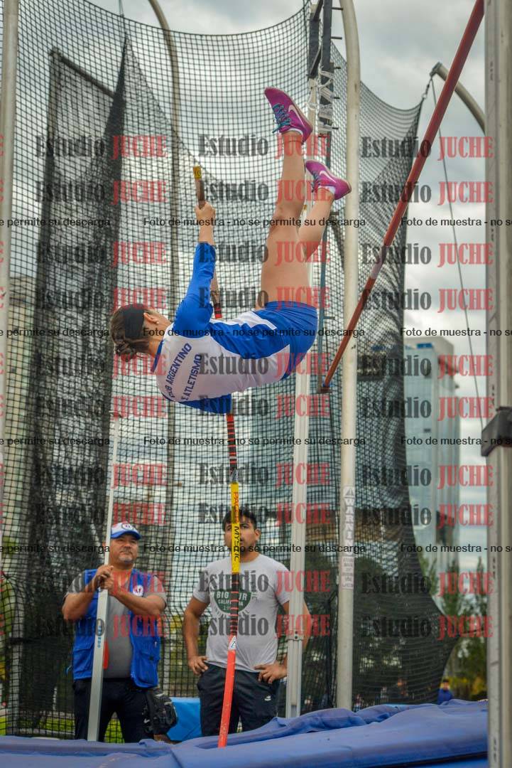 Fotos del salto con garrocha de mujeres y varones