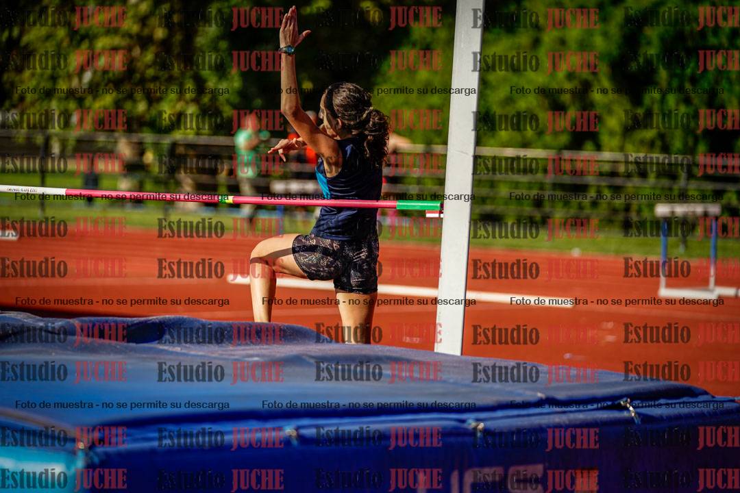 Fotos del salto en alto de mujeres y varones