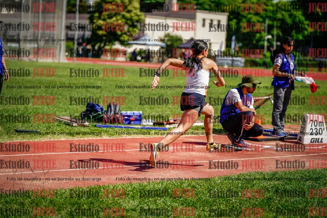 Fotos del salto en largo de mujeres