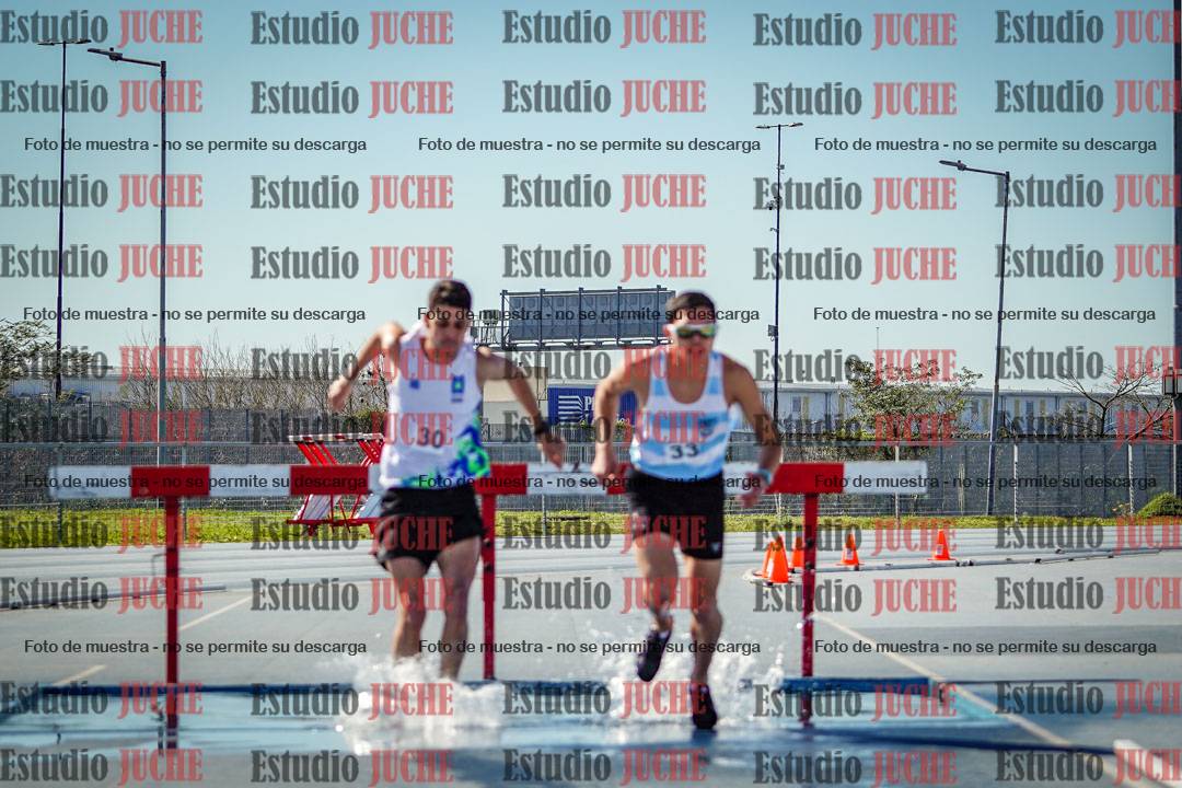 Fotos de los 3000 m con obstáculos de varones