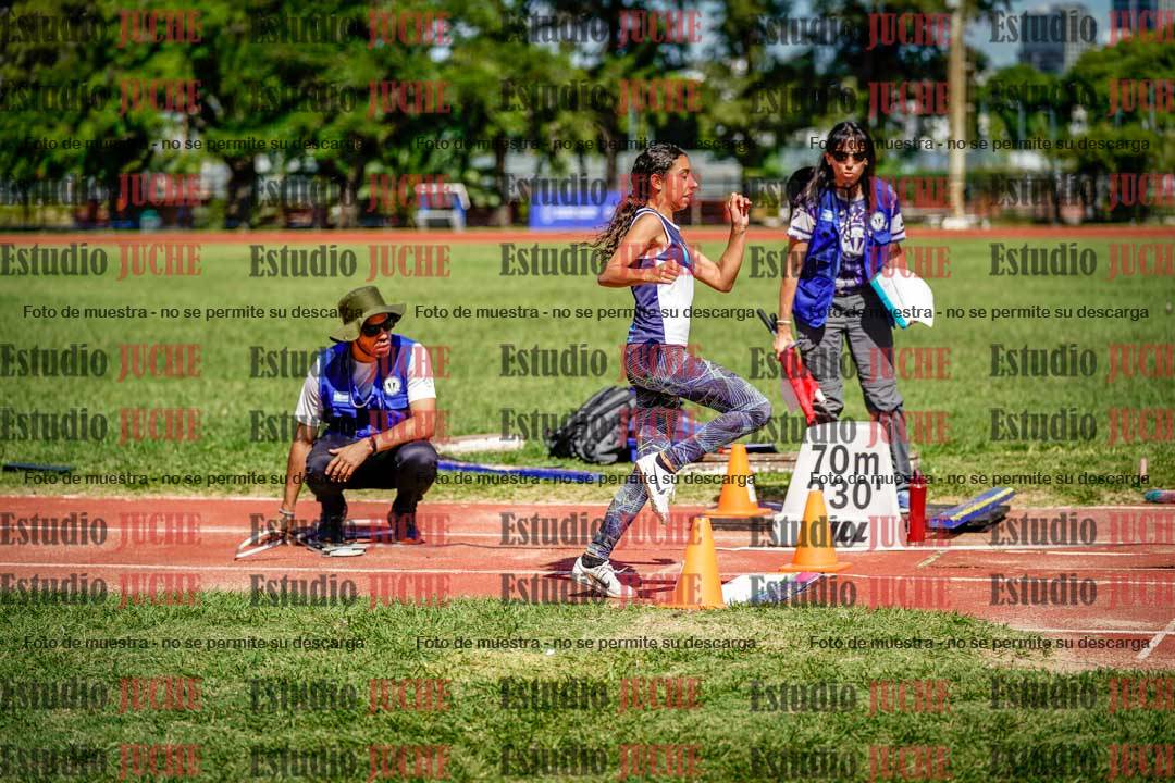Fotos del salto en largo de mujeres