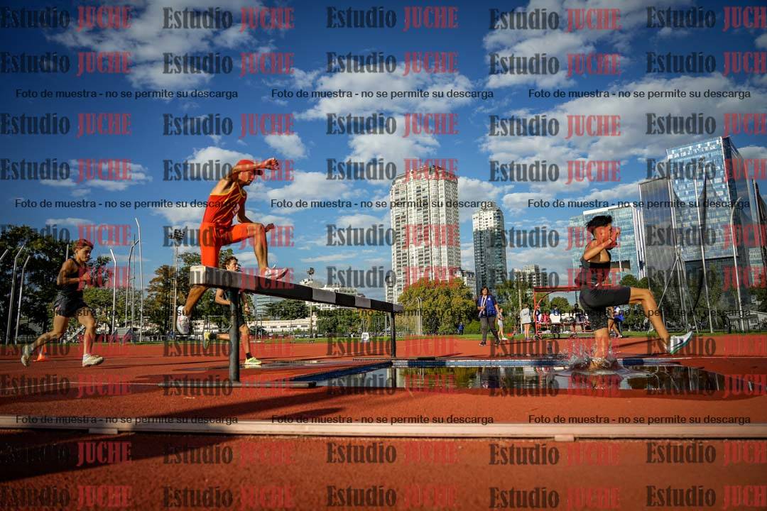 Fotos de los 2000 m con obstáculos de varones