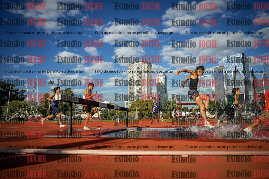 Fotos de los 2000 m con obstáculos de varones