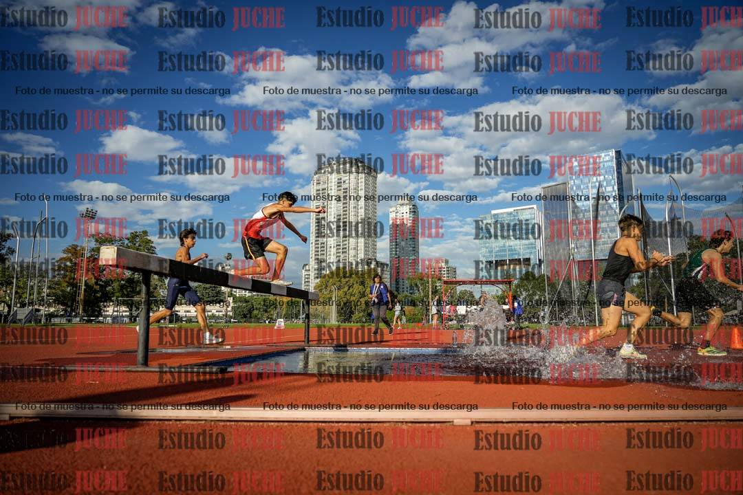 Fotos de los 2000 m con obstáculos de varones