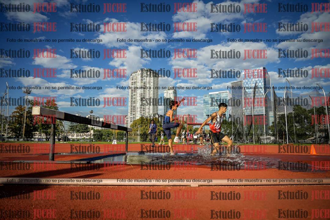 Fotos de los 2000 m con obstáculos de varones