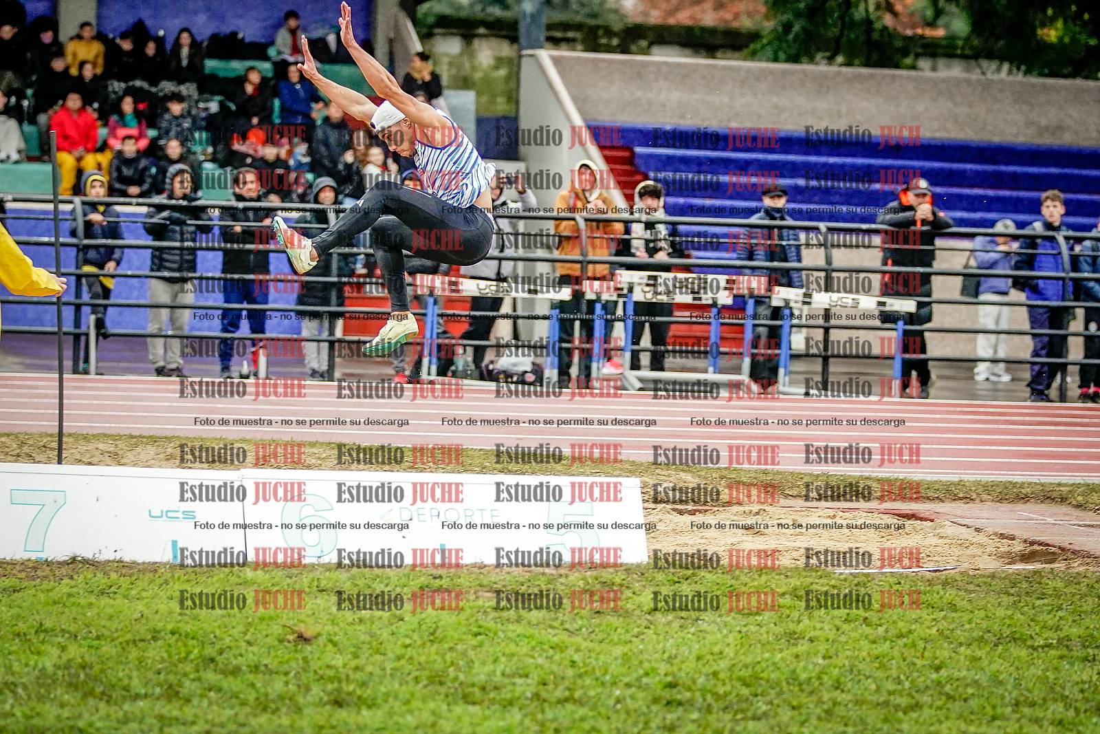 Fotos del salto en largo de varones