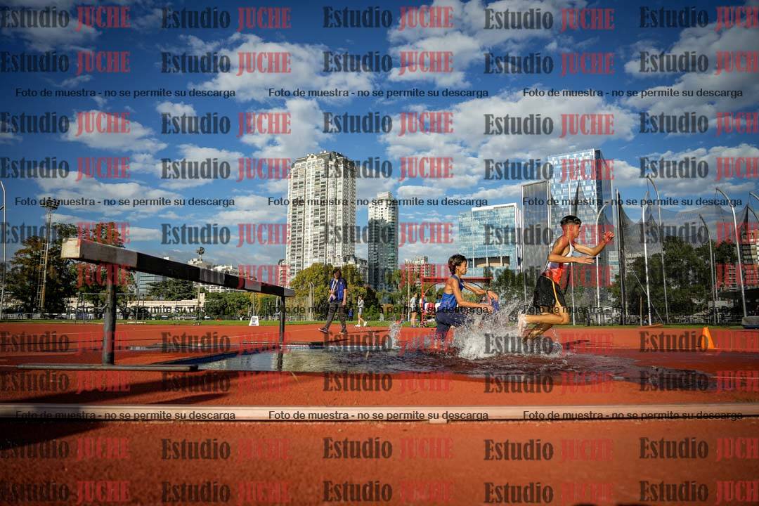 Fotos de los 2000 m con obstáculos de varones
