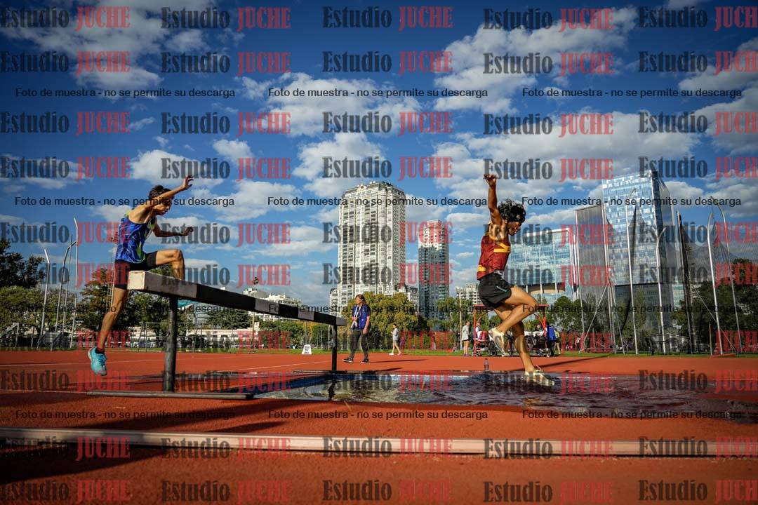 Fotos de los 2000 m con obstáculos de varones