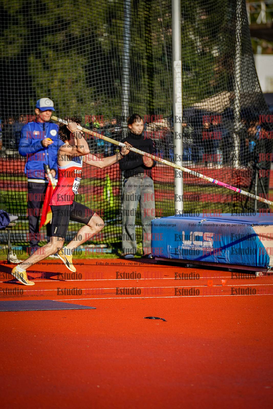 Fotos del salto con garrocha de varones