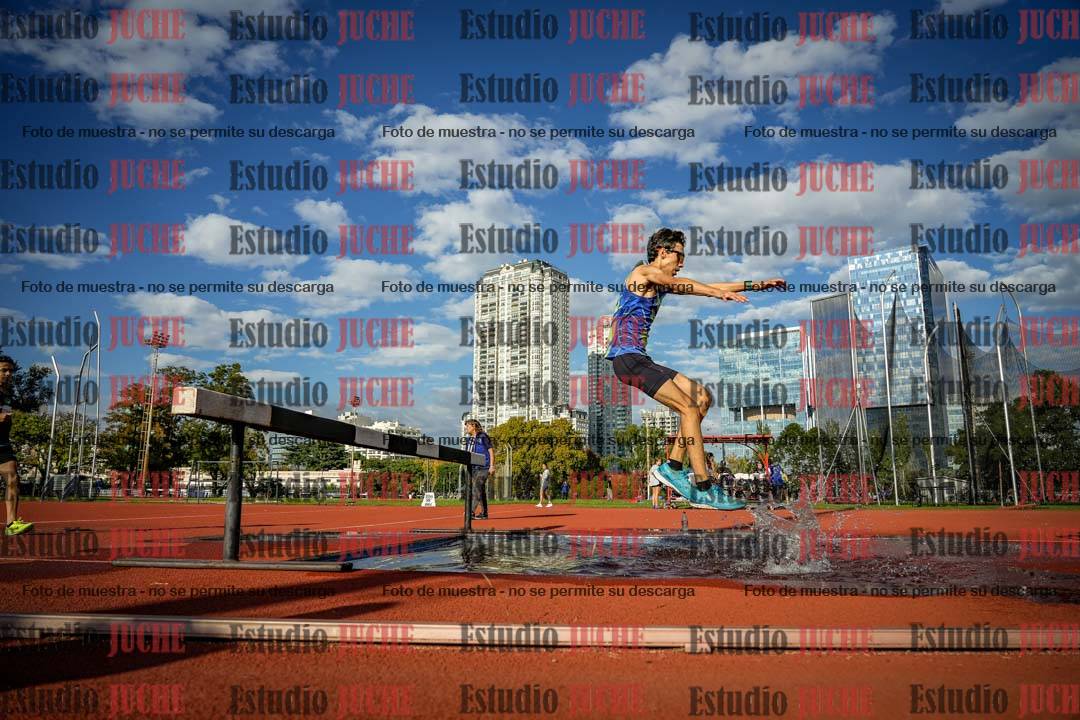 Fotos de los 2000 m con obstáculos de varones