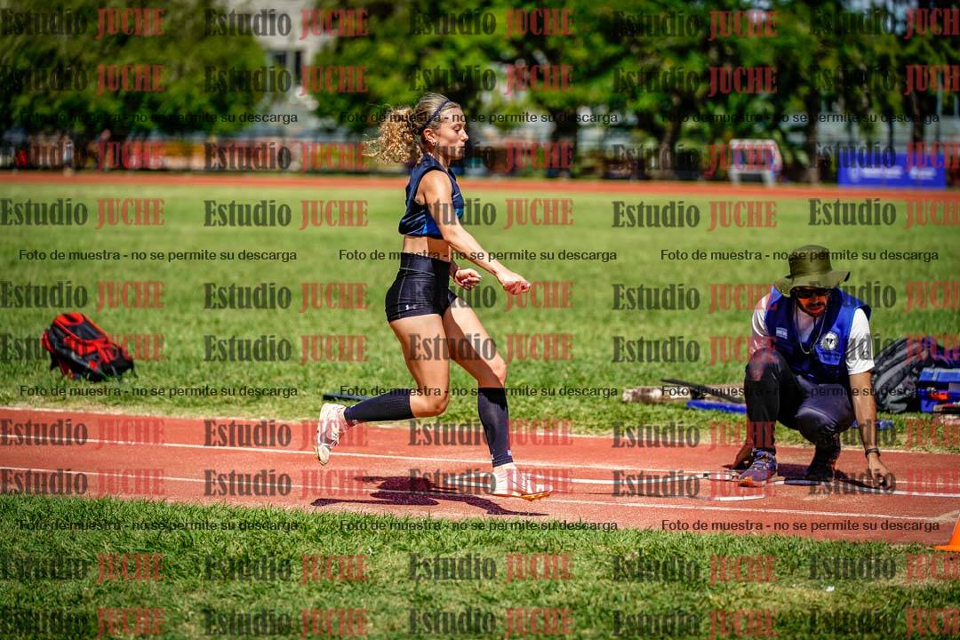 Fotos del salto en largo de mujeres