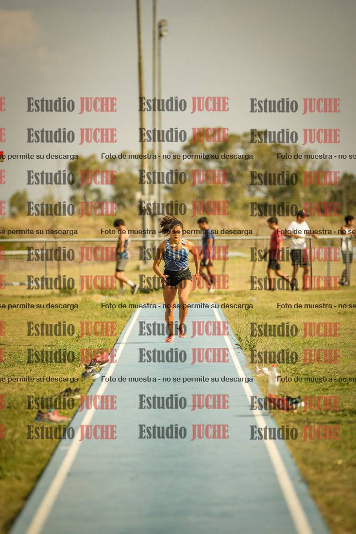 Fotos del salto en largo de mujeres