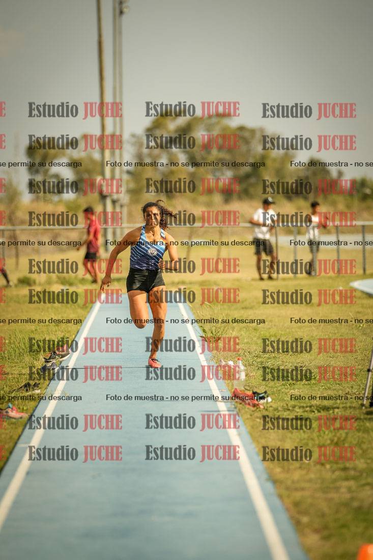 Fotos del salto en largo de mujeres
