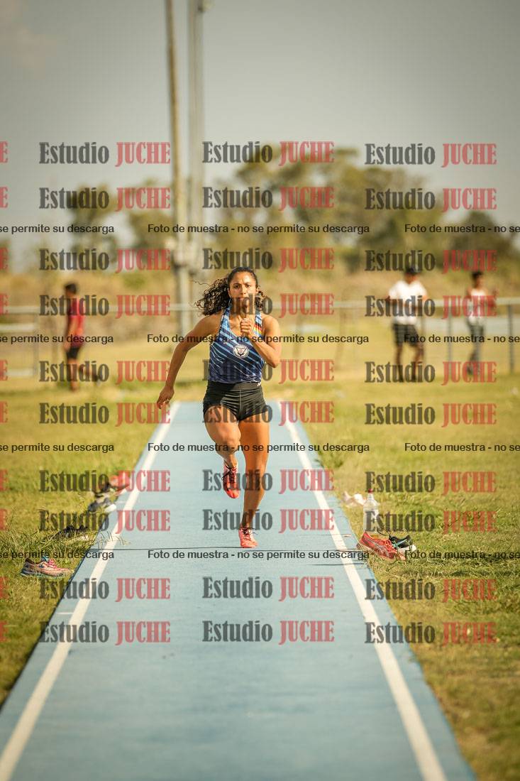 Fotos del salto en largo de mujeres