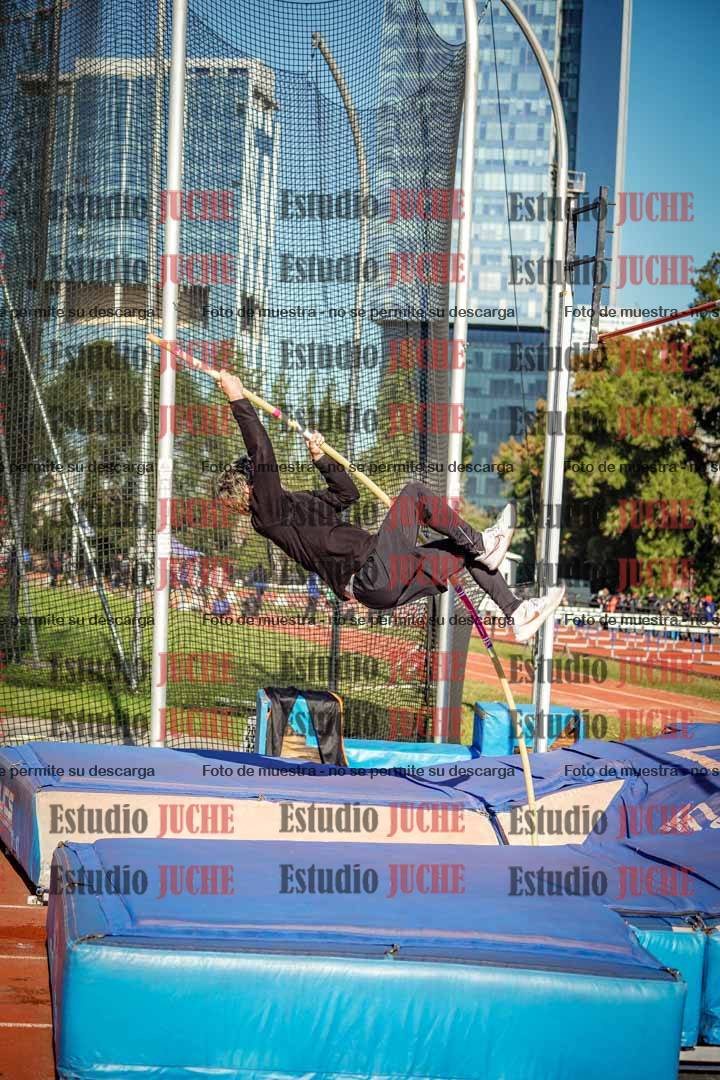 Fotos del salto con garrocha de mujeres y varones