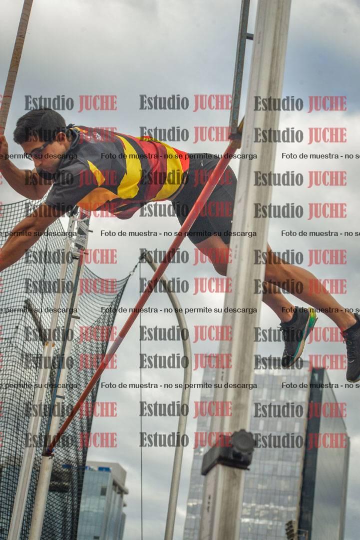 Fotos del salto con garrocha de mujeres y varones