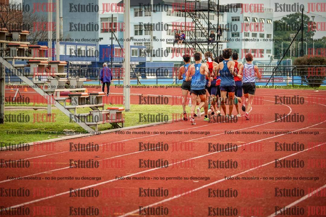 Fotos de los 3000 m con obstáculos de varones