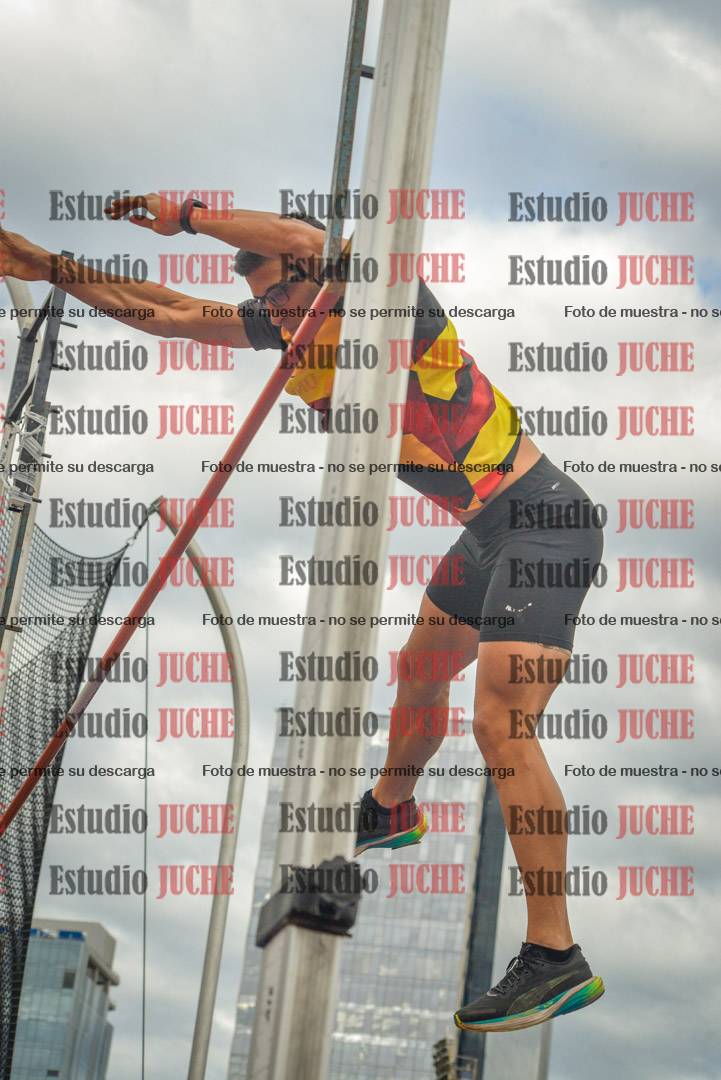 Fotos del salto con garrocha de mujeres y varones