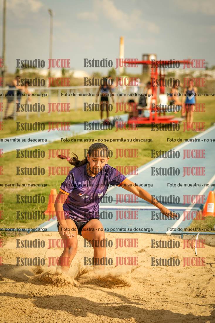 Fotos del salto en largo de mujeres