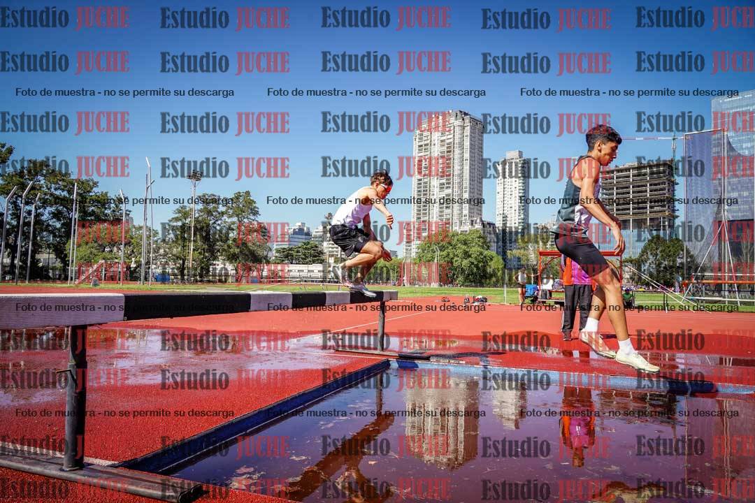 Fotos de los 1500 m con obstáculos de varones