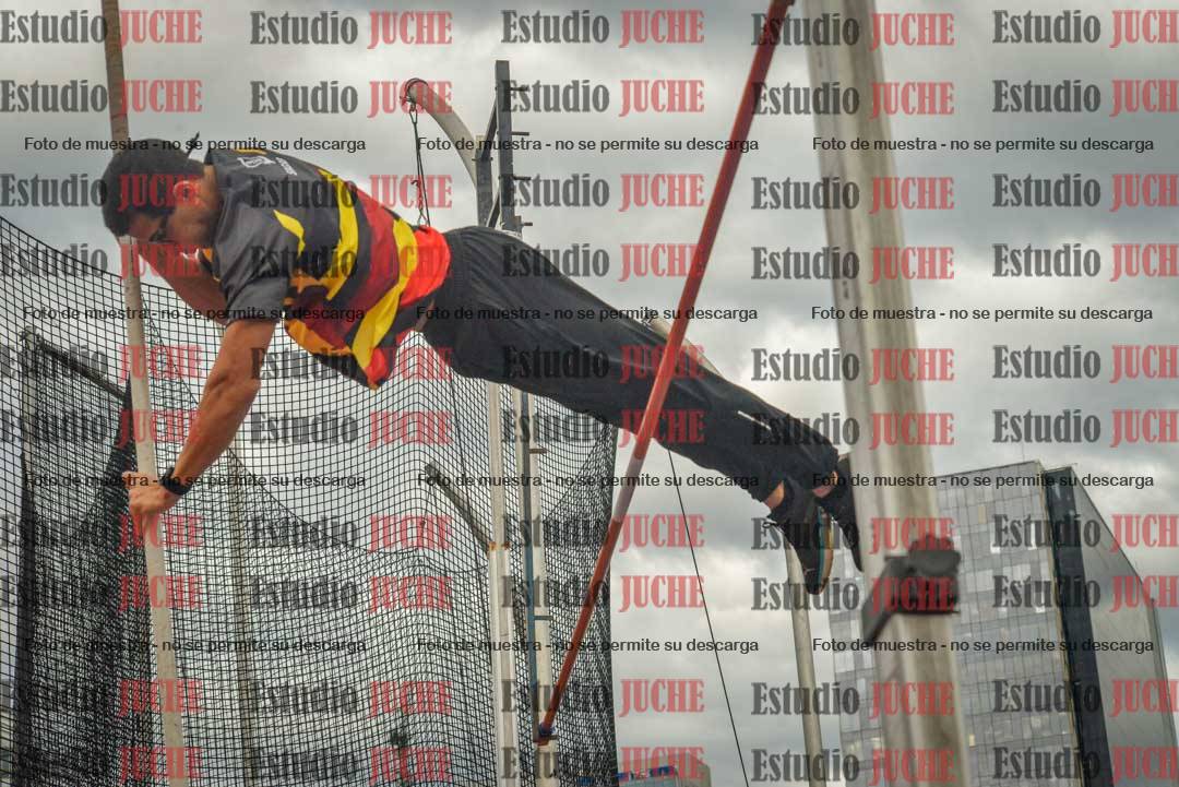 Fotos del salto con garrocha de mujeres y varones