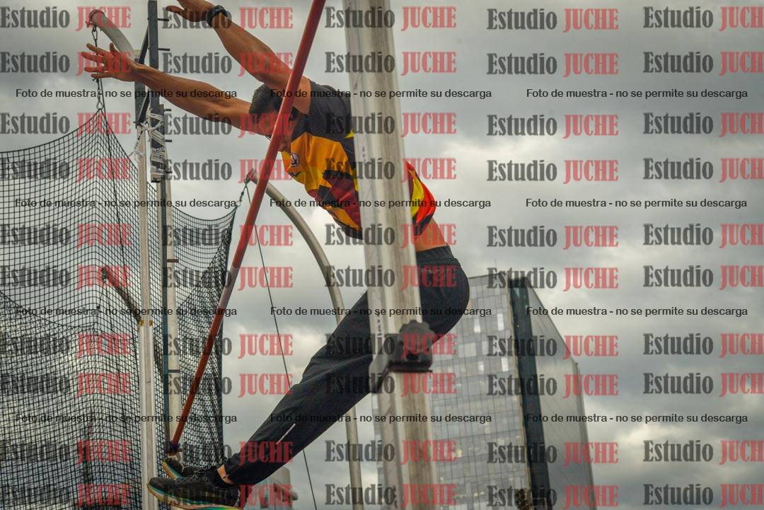 Fotos del salto con garrocha de mujeres y varones